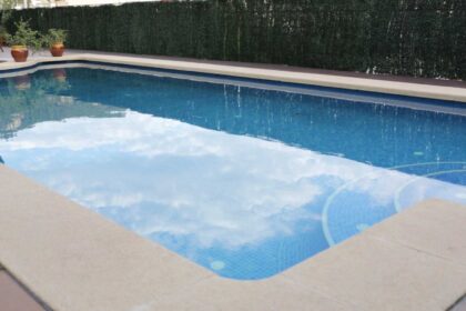 Cómo arreglar el gresite despegado de la piscina